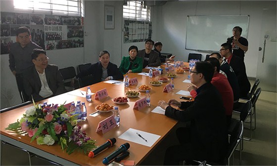 陳翼明副市長(zhǎng)一行聽取了牛商網(wǎng)的匯報(bào)