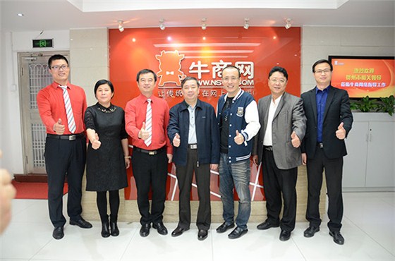 陳翼明副市長(zhǎng)(中)和賀州市政府考察團(tuán)和牛商網(wǎng)總經(jīng)理(右三)等高管合影