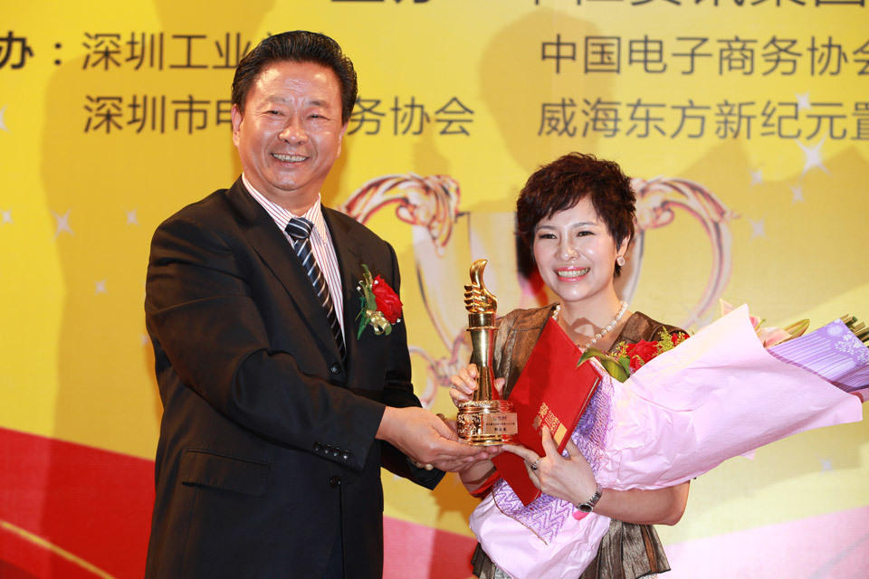 郝建強(qiáng)為獲獎(jiǎng)十大牛商鄒海燕頒獎(jiǎng)