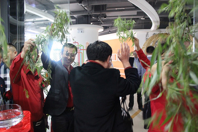 劉宏總、袁總、曾總、劉總等用楊柳枝撒凈水迎嘉賓