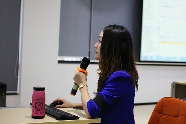 左茂蘭老師在上課