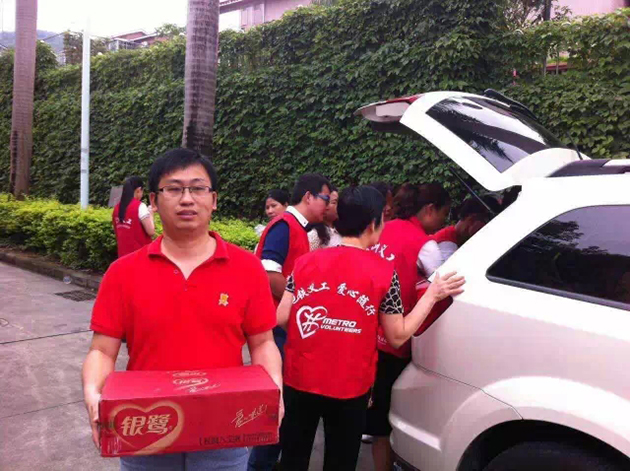 牛商網(wǎng)小伙伴送食品和物資