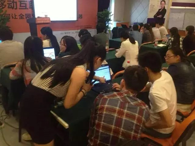 老師走下講臺(tái)手把手檢查網(wǎng)絡(luò)營(yíng)銷九連環(huán)每一環(huán)