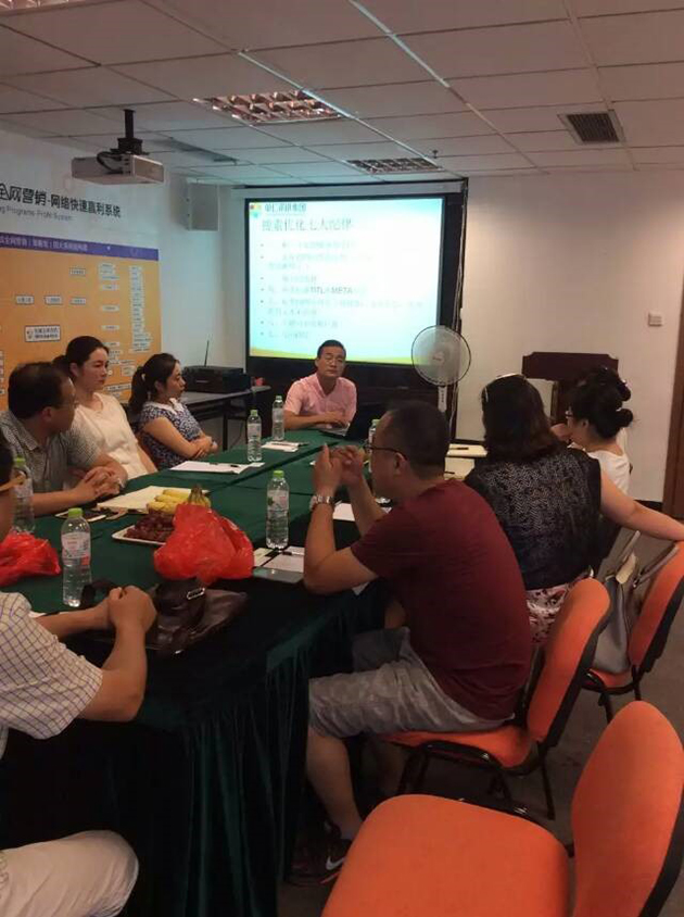 吳天皓老師為準(zhǔn)備啟動(dòng)網(wǎng)絡(luò)營(yíng)銷的青島客戶輔導(dǎo)