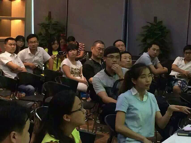 客戶集中觀看袁總專場輔導直播