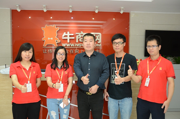 馬沃家具裴總（中間）