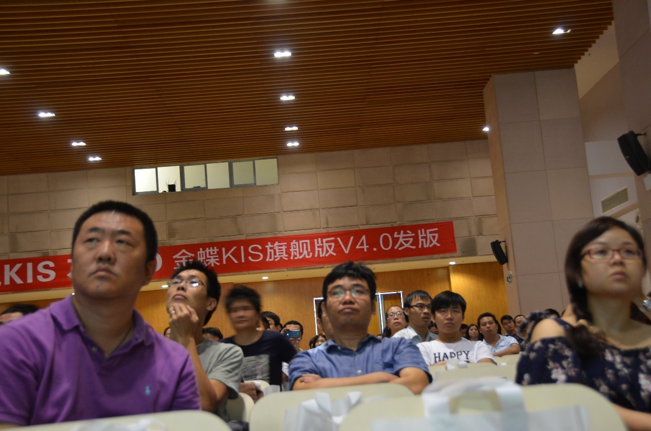 觀眾正在認(rèn)真聽(tīng)朱依靜老師的課程