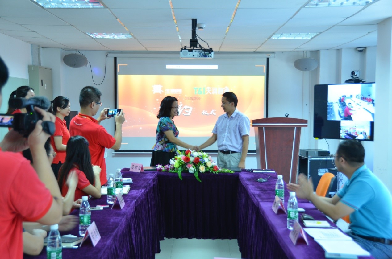 牛商網(wǎng)曾吉元常務副總和天潤融通華南區(qū)謝明良總監(jiān)簽約握手