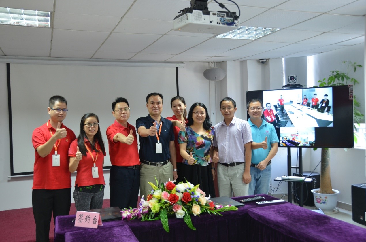 牛商網(wǎng)團隊（遠程視頻里為長沙基地團隊）和天潤融通團隊合影