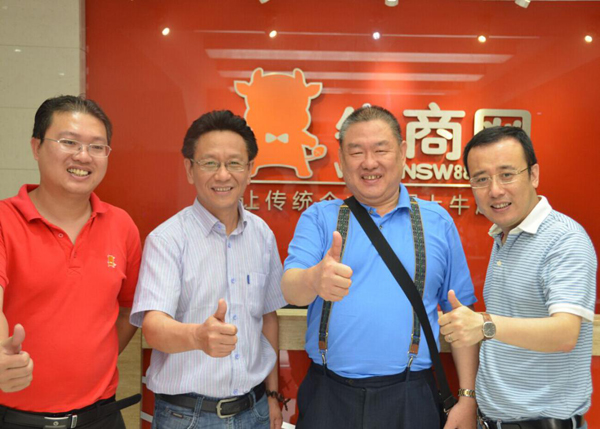 詩(shī)美居張總與袁總、顏丹柯老師、劉俊程總監(jiān)合影