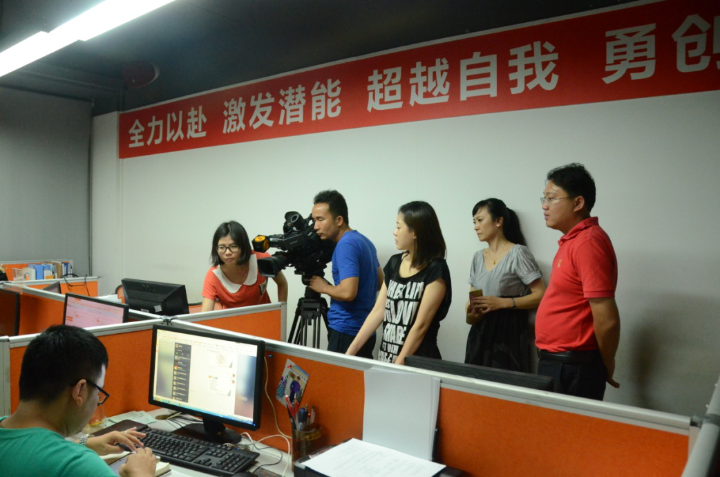 牛商網工作人員操作千聊在線直播、微信群分享輔導客戶做好推廣運營