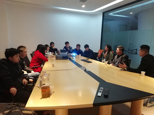 牛商網(wǎng)長(zhǎng)沙實(shí)訓(xùn)基地人員與學(xué)生交流