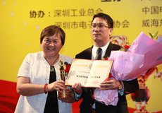 劉宏為獲獎十大牛商黃正祥頒獎