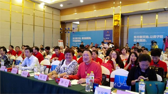 單仁先生、劉宏女士、陳飛會長（第一排右二右三右四）等出席