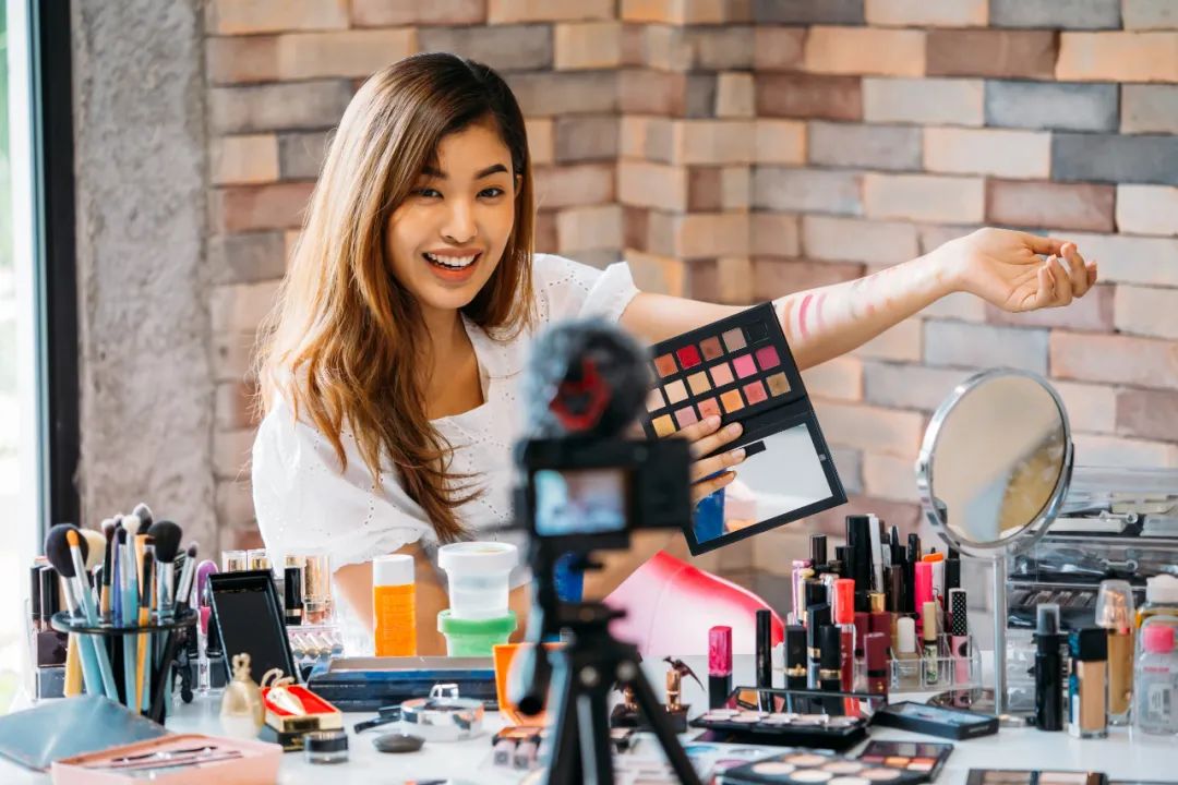 企業(yè)先做直播還是短視頻？